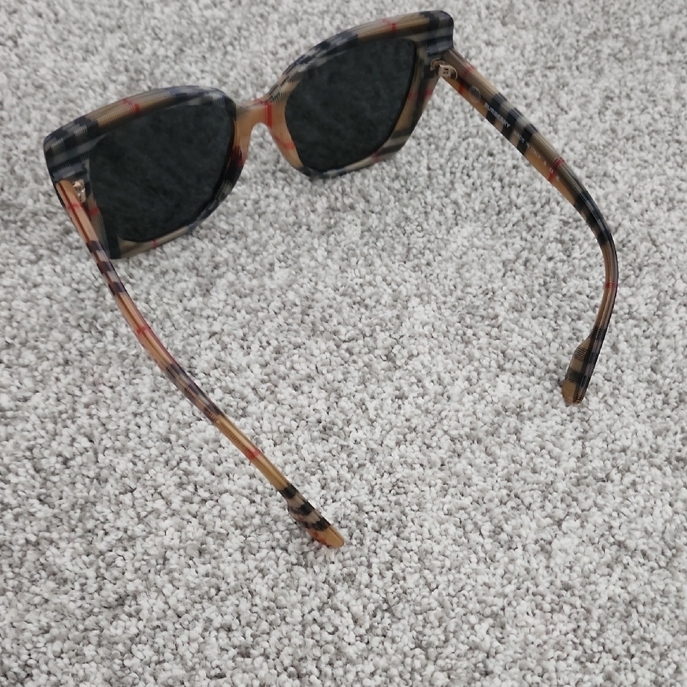 Plaid Cat-Eye Sunglasses- Burberry - Picture 4 of 9